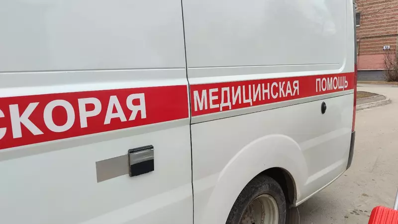 Водитель скорой побил автохама, который преградил дорогу в Новосибирске — видео